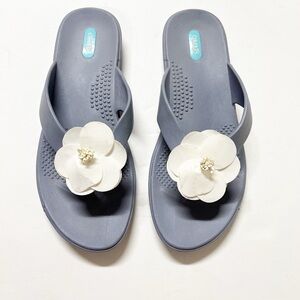 Oka B Womens Coastal Comfort Dusty Blue Flower Accented Flip Flop Size L